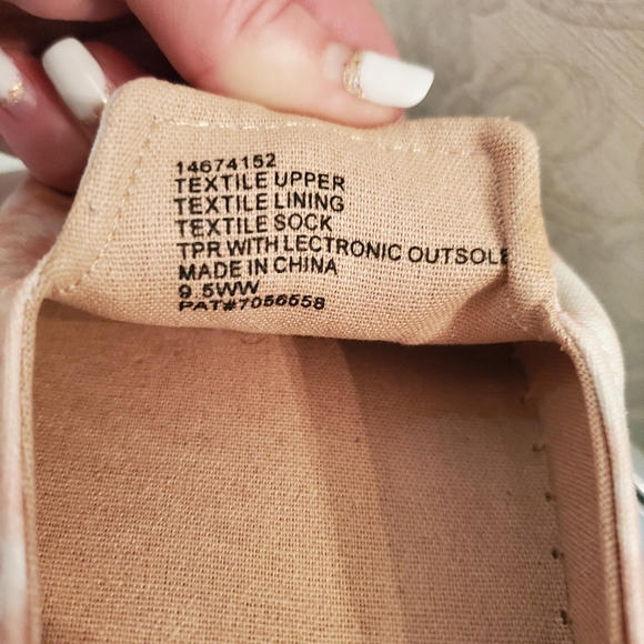 NEW⚡Torrid SUMMER READY Slides 9.5 Wide - Picture 4 of 5